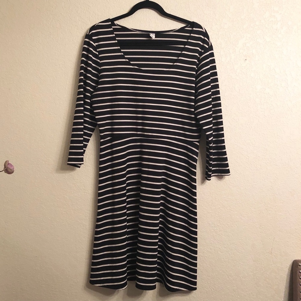 Old Navy Women’s B&W Striped Stretchy Dress Size L